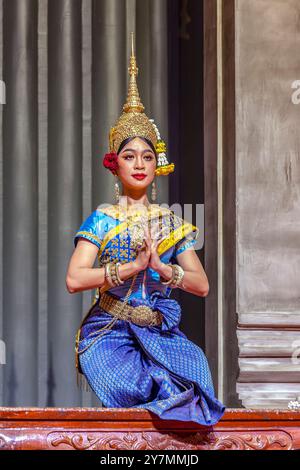 Traditioneller Khmer-Mekhala-Tanz, der den Triumph der Göttin der Gewässer über den Dämon Ream Eysaur, Siem Reap, Kambodscha, inszeniert Stockfoto