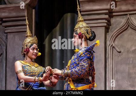 Junge kambodschanische Tänzerinnen, die einen klassischen Khmer-Tanz, den TEP Monorom-Tanz, Siem Reap, Kambodscha, aufführen Stockfoto