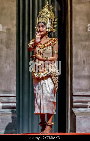 Junge kambodschanische Tänzerin, die einen klassischen Khmer-Tanz vorführt, das Apsaras-Ballett, Siem Reap, Kambodscha Stockfoto