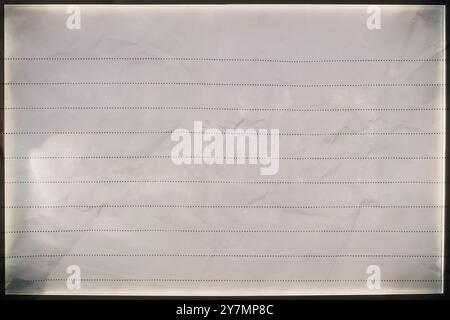 Ein leeres Notizpapier mit weichen Linien und dezenter Textur, perfekt zum Schreiben, Notizen oder kreativen Projekten. Ideal für Schreibwaren und templat Stockfoto