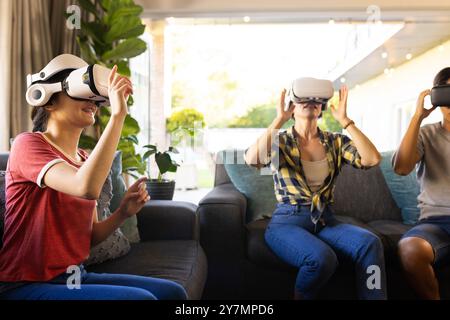 Mit VR-Headsets können Sie die virtuelle Realität gemeinsam in Innenräumen genießen Stockfoto