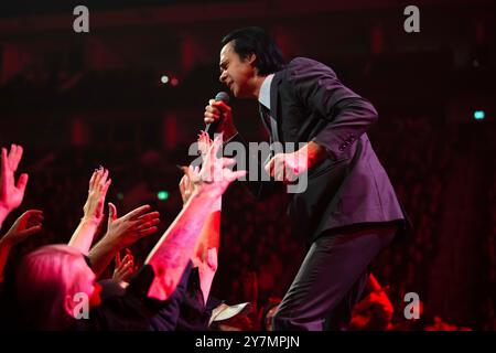Der australische Künstler Nick Cave trat mit den Bad Seeds in der Uber Arena in Berlin auf, um die Wild Dog Tour zu erleben Stockfoto