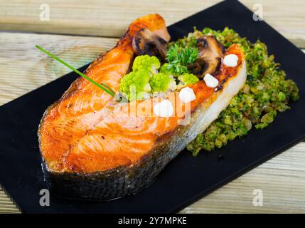 Gegrilltes Lachssteak mit Brokkoli Stockfoto
