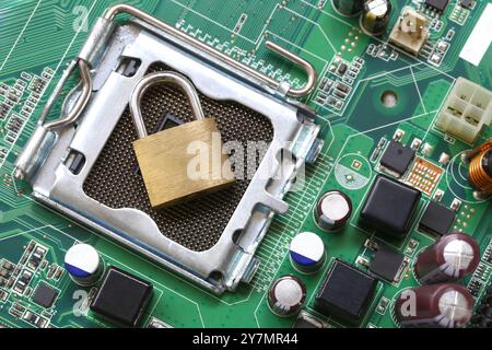 Master Key oder Gold Padlock auf Motherboards mit elektronischem cpu-Sockel Hintergrund im Konzept der Cyber-Sicherheit. Stockfoto