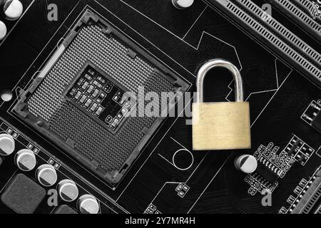 Goldener Hauptschlüssel im Schloss auf einem Computermotherboard, Konzept, Benutzer und Computersysteme vor Hackern zu schützen. Stockfoto