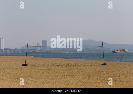 NET Volleyball am Strand an heißem sonnigem Tag, Jomtien Strand am Nachmittag ist leer wegen des heißen Wetters. Stockfoto