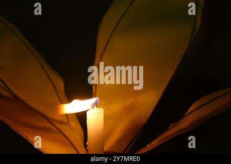 Beim Loi Krathong Festival in der Provinz Khon Kaen, Thailand, werden Kerzen in bunten Laternen beleuchtet. Stockfoto