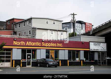 Schild North Atlantic Supplies an der Water Street in St. John's, Neufundland & Labrador, Kanada Stockfoto