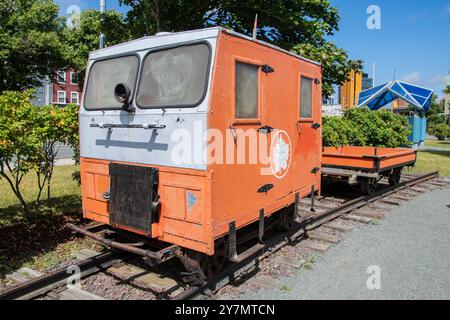 Oranges Eisenbahnauto und Anhänger im Railway Coastal Museum an der Water Street in St. John's, Neufundland & Labrador, Kanada Stockfoto