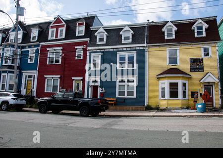 Farbenfrohe Jellybean-Reihenhäuser in der Innenstadt von St. John's, Neufundland & Labrador, Kanada Stockfoto