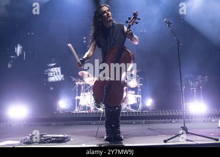 London, Großbritannien. 30 Sep 2024. Cellist Perttu Kivilaakso von der finnischen Symphonic-Metal-Band Apocalyptica tritt im Rahmen ihrer „Plays Metallica Vol. 2“-Tour in der Royal Albert Hall auf. Quelle: Justin Ng/Alamy Live News Stockfoto