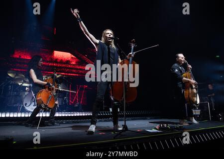 London, Großbritannien. 30 Sep 2024. (L-R) - die Cellisten Perttu Kivilaakso, Eicca Toppinen und Paavo Lötjönen/Paavo Lotjonen der finnischen Symphonic-Metal-Band Apocalyptica treten im Rahmen ihrer „Plays Metallica Vol. 2“-Tour in der Royal Albert Hall auf. Quelle: Justin Ng/Alamy Live News Stockfoto