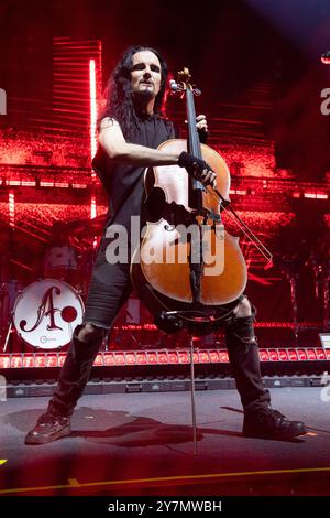 London, Großbritannien. 30 Sep 2024. Cellist Perttu Kivilaakso von der finnischen Symphonic-Metal-Band Apocalyptica tritt im Rahmen ihrer „Plays Metallica Vol. 2“-Tour in der Royal Albert Hall auf. Quelle: Justin Ng/Alamy Live News Stockfoto