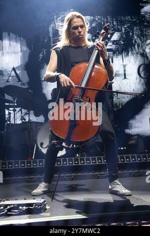 London, Großbritannien. 30 Sep 2024. Cellistin Eicca Toppinen von der finnischen Symphonic-Metal-Band Apocalyptica tritt in der Royal Albert Hall im Rahmen ihrer „Plays Metallica Vol. 2“-Tour auf. Quelle: Justin Ng/Alamy Live News Stockfoto