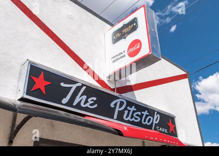 Das Pistol Cafe-Schild auf dem Gebäude an der Historic Route 66 in Williams, Arizona, USA Stockfoto
