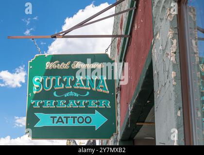 Ein altes Schild für einen Tätowiersalon an der Historic Route 66 in Williams, Arizona, USA Stockfoto