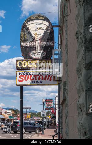 Ein altes Neon-Bar-Schild an der Historic Route 66 in Williams, Arizona, USA Stockfoto