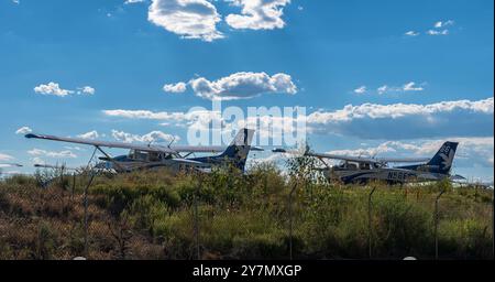 Zwei Propellerflugzeuge der Emery Riddle University parkten am Prescott Regional Airport in Prescott, Arizona, USA Stockfoto