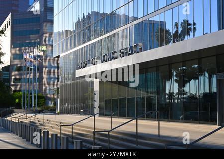 LONG BEACH, KALIFORNIEN - 19. SEPTEMBER 2024: Das Gebäude des Hafens von Long Beach am Ocena Boulevard. Stockfoto