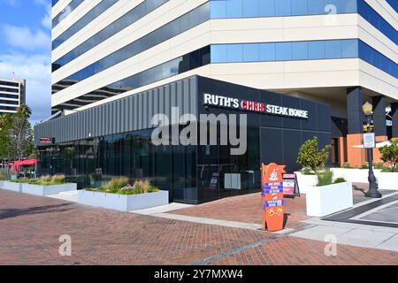 LONG BEACH, KALIFORNIEN - 19. SEPTEMBER 2024: Ruths Chris Steakhouse am Convention Center Walkway. Stockfoto