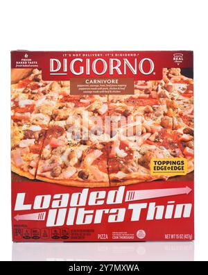 IRVINE, KALIFORNIEN - 28. SEPTEMBER 2024: DiGiorno Loaded Ultra Thin Carnivore Frozen Pizza. Stockfoto