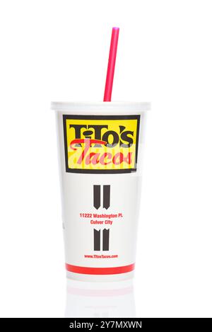 IRVINE, KALIFORNIEN - 28. SEPTEMBER 2024: Ein Einweg-Trinkbecher von Titos Tacos. Stockfoto