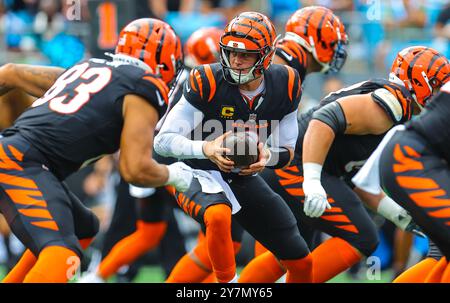 29. September 2024: Cincinnati Quarterback Joe Burrow (9) gibt den Ball frei. NFL-Fußballspiel zwischen Cincinnati Bengals und Carolina Panthers im Bank of America Stadium in Charlotte, North Carolina. David Beach/CSM (Bild: © David Beach/Cal Sport Media) Stockfoto