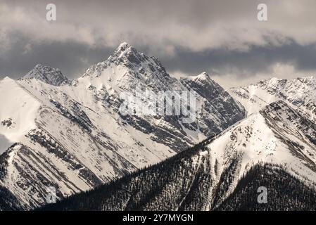 Atemberaubende Berggipfel von der Spitze der Banff-Gondel im Frühling mit schneebedeckten Bergen rund um den Alpengipfel. Stockfoto