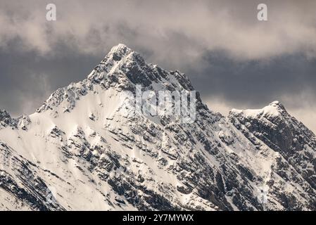 Atemberaubende Berggipfel von der Spitze der Banff-Gondel im Frühling mit schneebedeckten Bergen rund um den Alpengipfel. Stockfoto