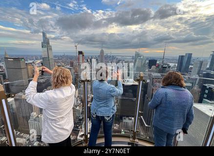 New York, Usa. 30. September 2024. Am Montag, dem 30. September 2024 in New York City, befindet sich die neue Attraktion Skylift des Rockefeller Centers auf der Aussichtsplattform Top of the Rock. Der Skylift bringt Besucher fast 900 Meter über die Straße und bietet einen spektakulären, völlig ungehinderten 360-Grad-Blick auf New York City und die Skyline von Manhattan. Skylift ist am Dienstag, 1. Oktober für die Öffentlichkeit geöffnet. Foto: John Angelillo/UPI Credit: UPI/Alamy Live News Stockfoto