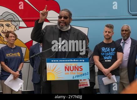 Philadelphia, Pennsylvania, USA. 30. September 2024. Bischof DWAYNE ROYSTER, Executive Director von Faith in Action Network, spricht bei der Vorstellung der Nonnen on the Bus & Friends votieren unsere zukünftige nationale Busreise. Hinter ihm hören Schwester MARY SCULLION, BRENDAN MORRISSEY und MAURICE SAMPSON. (Credit Image: © Sue Dorfman/ZUMA Press Wire) NUR REDAKTIONELLE VERWENDUNG! Nicht für kommerzielle ZWECKE! Stockfoto