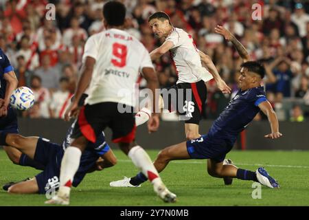 Buenos Aires, Argentinien. September 2024. River Plates Mittelfeldspieler Ignacio Fernandez (2. R) schießt den Ball während des Argentine Professional Football League Turniers 2024 (Cesar Luis Menotti) gegen Talleres im El Monumental Stadion in Buenos Aires am 29. September 2024. Quelle: Alejandro Pagni/Alamy Live News Stockfoto