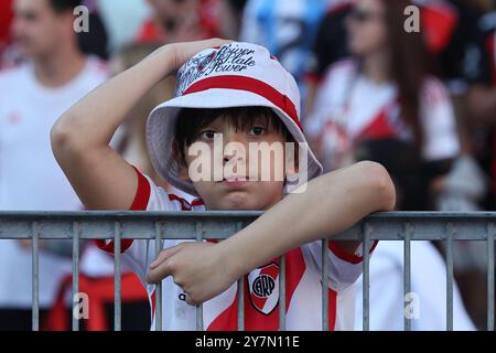 Buenos Aires, Argentinien. September 2024. Die Fangesten von A Boy River Plate vor dem Spiel Cesar Luis Menotti 2024 im Stadion El Monumental in Buenos Aires am 29. September 2024. Quelle: Alejandro Pagni/Alamy Live News Stockfoto