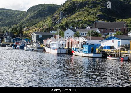 Fischerboote sind am Dock in Petty Harbour–Maddox Cove, Neufundland & Labrador, Kanada, gebunden Stockfoto