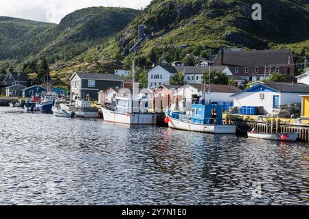 Fischerboote sind am Dock in Petty Harbour–Maddox Cove, Neufundland & Labrador, Kanada, gebunden Stockfoto