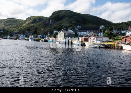 Fischerboote sind am Dock in Petty Harbour–Maddox Cove, Neufundland & Labrador, Kanada, gebunden Stockfoto