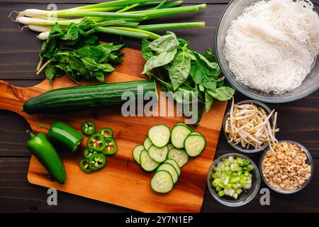 Zubereitung von Gemüse für Brötchen Thit Nuong vietnamesisches gegrilltes Schweinefleisch: Gurke, Jalapenos, Sojasprossen, Erdnüsse, Zwiebeln, basilikum, Minze und Vermicelli Stockfoto