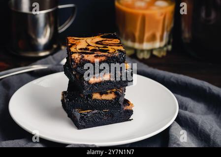 Stapel dunkler Schokoladen-Brownies mit einem vietnamesischen Coffee Swirl: Fudgy-Brownies aus schwarzem Kakaopulver und einem leichteren Kaffeewirl Stockfoto