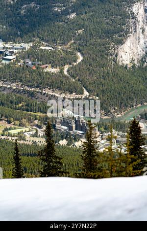 Blick auf das atemberaubende Fairmont Banff Springs Hotel in der Stadt während des Frühlings mit unglaublicher Aussicht rund um das Wildnishotel in Kanada. Stockfoto
