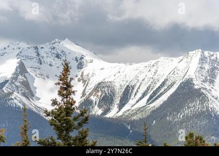 Atemberaubende Berggipfel von der Spitze der Banff-Gondel im Frühling mit schneebedeckten Bergen rund um den Alpengipfel. Stockfoto