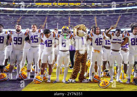 Baton Rouge, LA, USA. September 2024. Die LSU-Spieler spielen und singen die Alma Mater der Schule nach der NCAA-Football-Action zwischen den South Alabama Jaguars und den LSU Tigers im Tiger Stadium in Baton Rouge, LA. Jonathan Mailhes/CSM/Alamy Live News Stockfoto