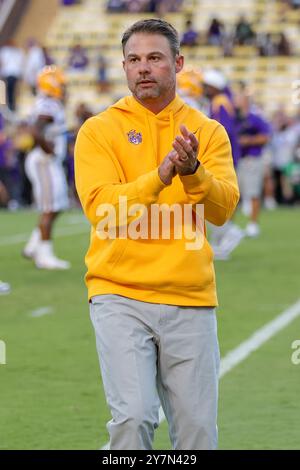 Baton Rouge, LA, USA. September 2024. LSU Defensive Coordinator Blake Baker führt seine Gruppe durch Übungen vor der NCAA Football Action zwischen den South Alabama Jaguars und den LSU Tigers im Tiger Stadium in Baton Rouge, LA. Jonathan Mailhes/CSM/Alamy Live News Stockfoto