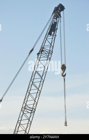 Kran auf ein Gebäude im Bau über blauen Himmel Stockfoto