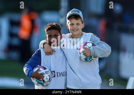 Lyngby, Dänemark. September 2024. Balljungen von Lyngby BK, die während des dänischen 3F Superliga-Spiels zwischen Lyngby BK und Silkeborg IF im Lyngby Stadion zu sehen waren. Stockfoto