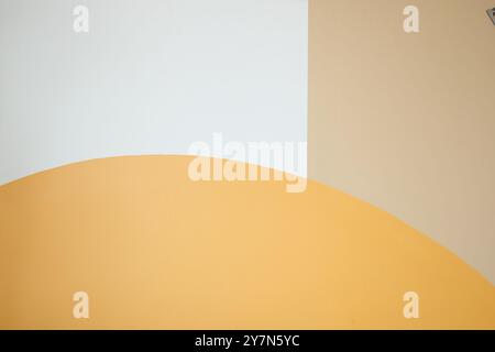 Ein abstraktes Wanddesign mit weichen Kurven und sanften Farben in seiner gesamten Komposition Stockfoto