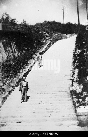Zwei Überlebende posieren auf dem Stein „Todesstiege“ im Mauthausen Wiener Graben. Mauthausen war ein NS-Zwangsarbeitslager, das Teil des Mauthausen-Komplexes war. Auf seiner Höhe hatte sie 85.000 Gefangene auf einmal. Es war berüchtigt für seine Härte - es wird geschätzt, dass von den 190.000 Gefangenen, die während der Operationen dort festgehalten wurden, die Hälfte vollständig gestorben ist. Dort befand sich der Wiener Graben und seine gefürchteten Todessteige, wo viele starben, als sie riesige Lasten die 186 Steintreppen hinauftrugen. Stockfoto