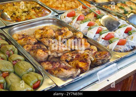 Eine wunderschöne Auswahl an köstlichen mediterranen Gerichten, die wunderschön präsentiert werden Stockfoto