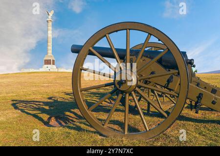 USA. Maryland. - 12. Januar 2014 - historische Kanonen mit dem State of New York Monument im Hintergrund. Antietam National Battlefield. Maryland. U Stockfoto