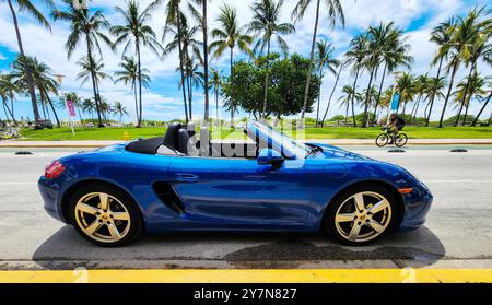 Miami Beach, Florida USA - 8. Juni 2024: 2018 Porsche 718 Boxter blau am miami Beach. Luxusauto Porshche am Ocean Drive Miami Beach. Seitenansicht Stockfoto