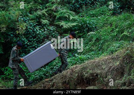 Panauti, Nepal. 30. September 2024. Die Leute sammeln ihre Sachen nach den Überschwemmungen. Überschwemmungen töteten mehr als 200 Menschen, vertriebenen Tausende und ließen an vielen Orten nach Panauti in Kavre, Nepal, am Montag, den 30. September 2024 ohne Zugang zu Strom und Trinkwasser zurück. Quelle: SOPA Images Limited/Alamy Live News Stockfoto